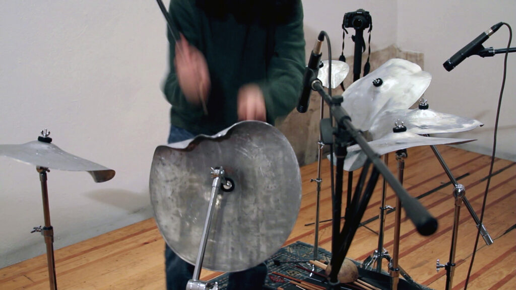 "The Gunshot", installation of lead, steel, and Full HD video by Andrés Felipe Castaño reflecting on violence and memory in contemporary art.